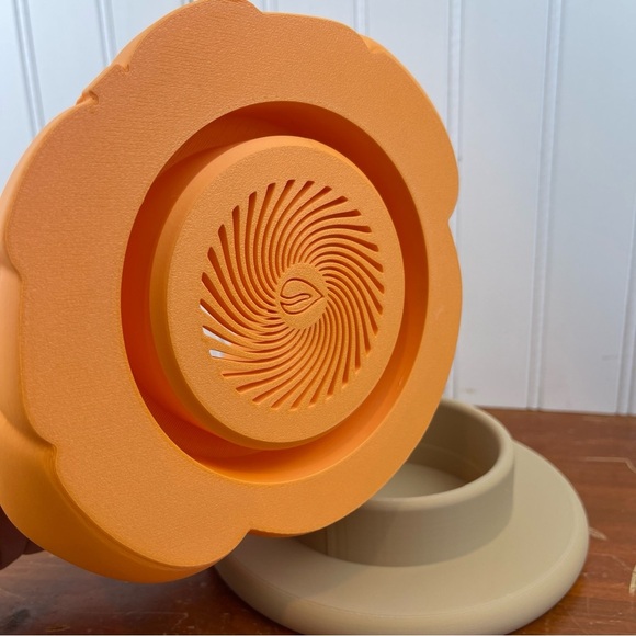 Quirky 3D Printed Puffy Jacket Planter Pot, Inflated Jacket Flower Pot - Picture 9 of 11